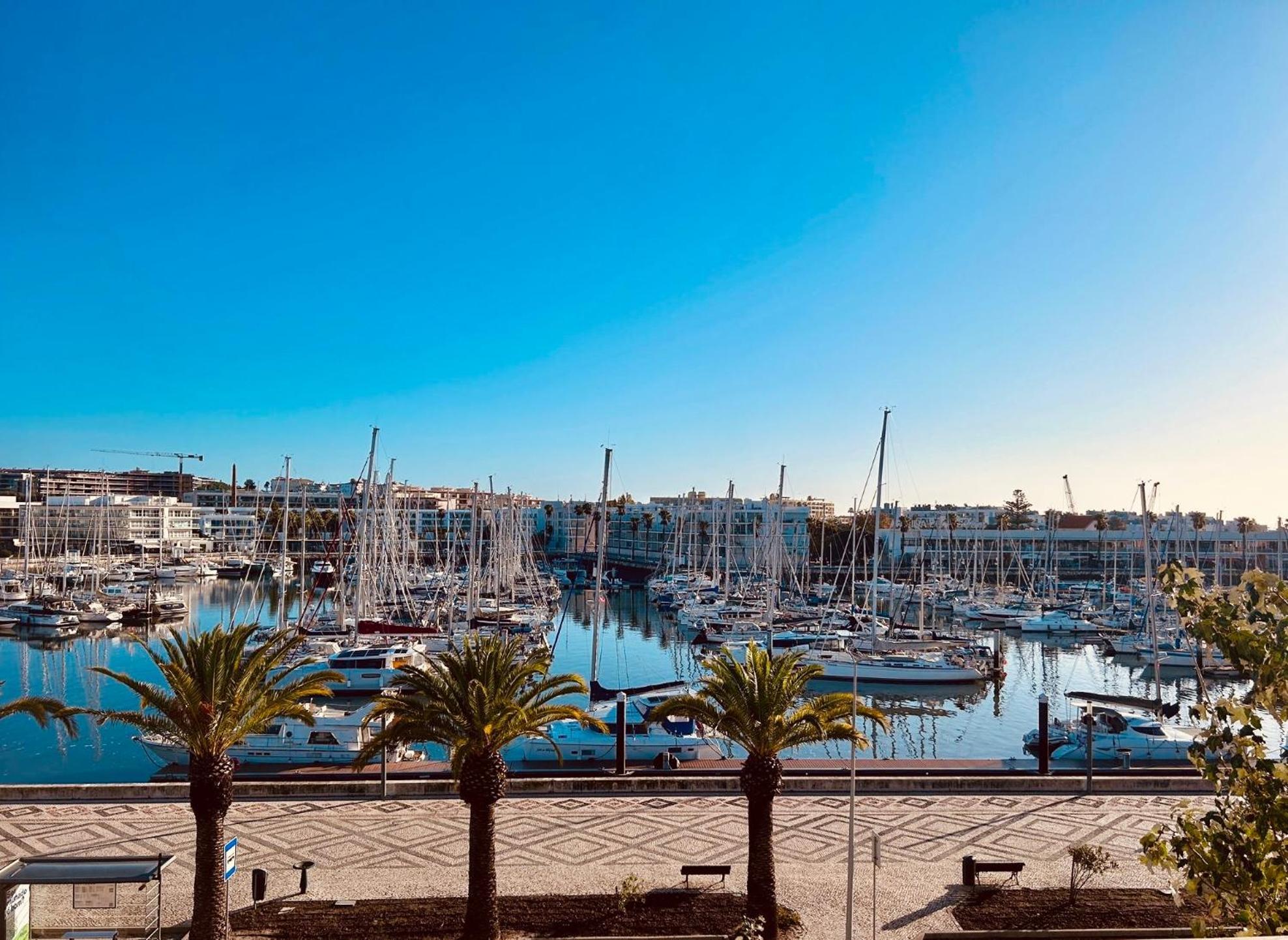 With Marina Views Near Beaches Apartamento